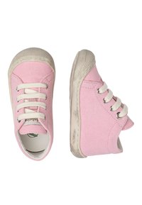 Růžové plátěné tenisky s bílými tkaničkami, kulatou špičkou a gumovou podrážkou. Mají nízký design a postranní výřez, vhodné pro běžné nošení.