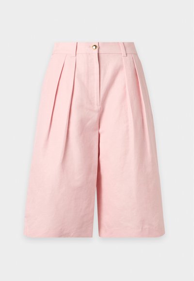 Shorts taille haute, longueur genou, rose clair, avec plis devant, passants pour ceinture et fermeture par bouton doré sur fond uni.
