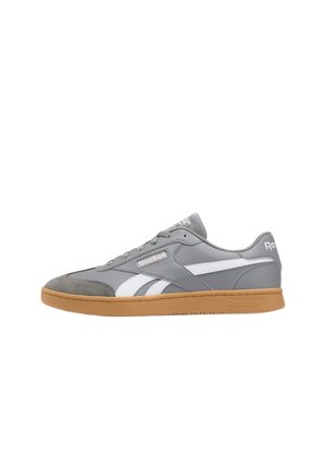 Grijze en witte Reebok sneaker met rubberen zool, vetersluiting en suède neus, zijaanzicht.