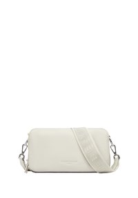 Weiße Leder-Crossbody-Tasche mit glatter Textur, rechteckiger Form und einem geflochtenen Riemen mit geprägtem Schriftzug. Silberne Hardware-Details.