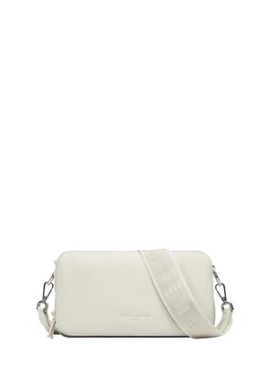 Weiße Leder-Crossbody-Tasche mit glatter Textur, rechteckiger Form und einem geflochtenen Riemen mit geprägtem Schriftzug. Silberne Hardware-Details.