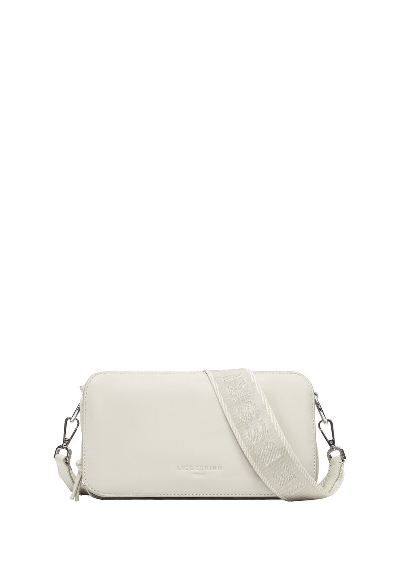 Weiße Leder-Crossbody-Tasche mit glatter Textur, rechteckiger Form und einem geflochtenen Riemen mit geprägtem Schriftzug. Silberne Hardware-Details.