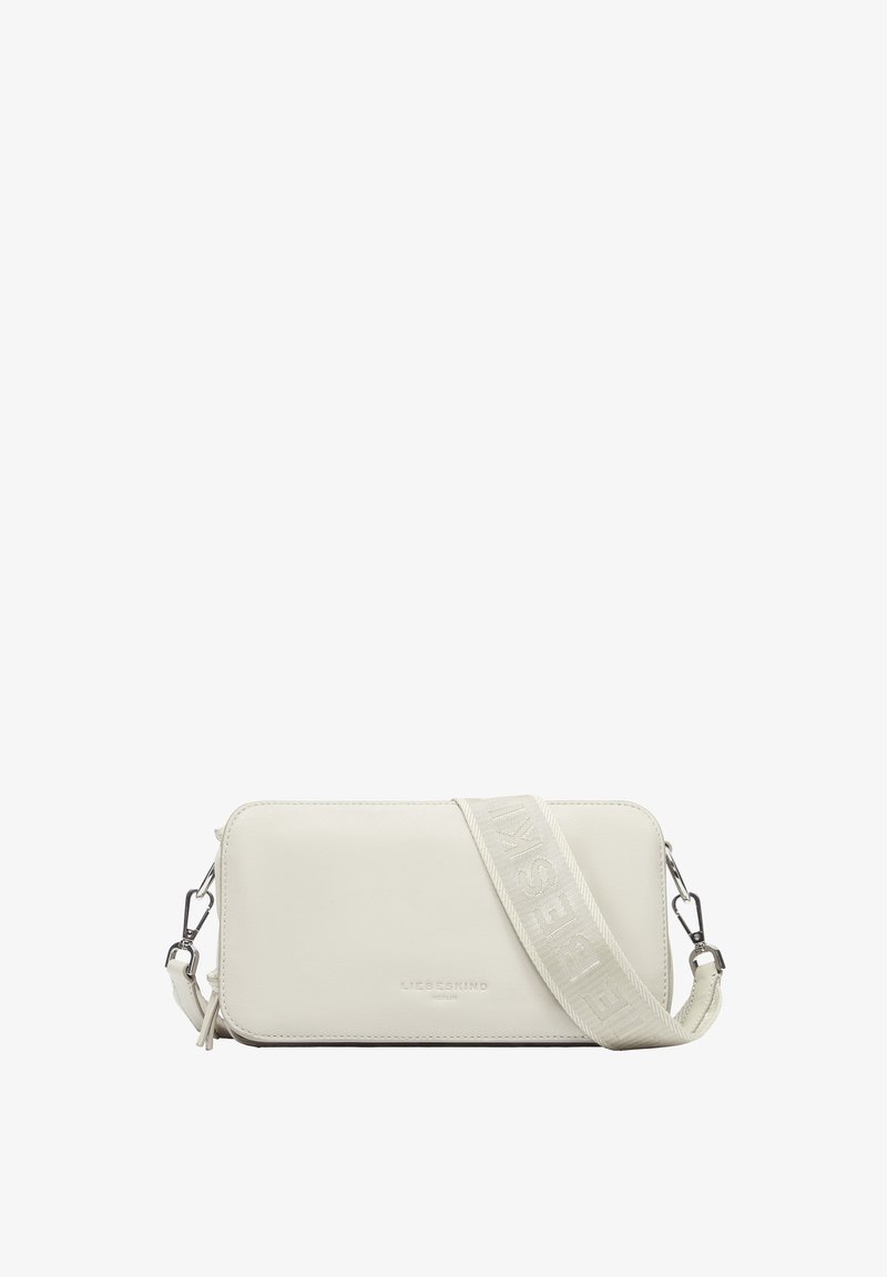 Borsa a tracolla bianca in pelle con una texture liscia, forma rettangolare e una tracolla intrecciata con lettering impresso. Accenti in metallo argentato.