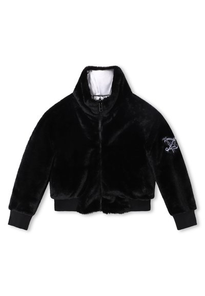 Svart fuskepels cropped jakke med høy krage, frontglidelås og svarte ribbede mansjetter. Har brodert detalj på den ene ermen.