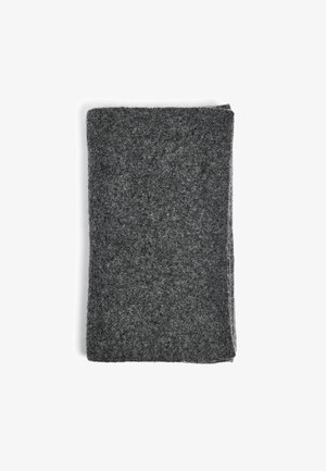 Grau wollene Decke, weiche Textur, rechteckige Form, mit einem leicht ausgefransten Rand und einem einheitlichen, melierten Aussehen.