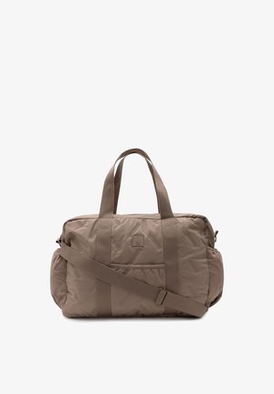 Bruine nylon tas met dubbele handgrepen aan de bovenkant en een verstelbare schouderband; de textuur heeft een geometrisch patroon en een voorkantzak.