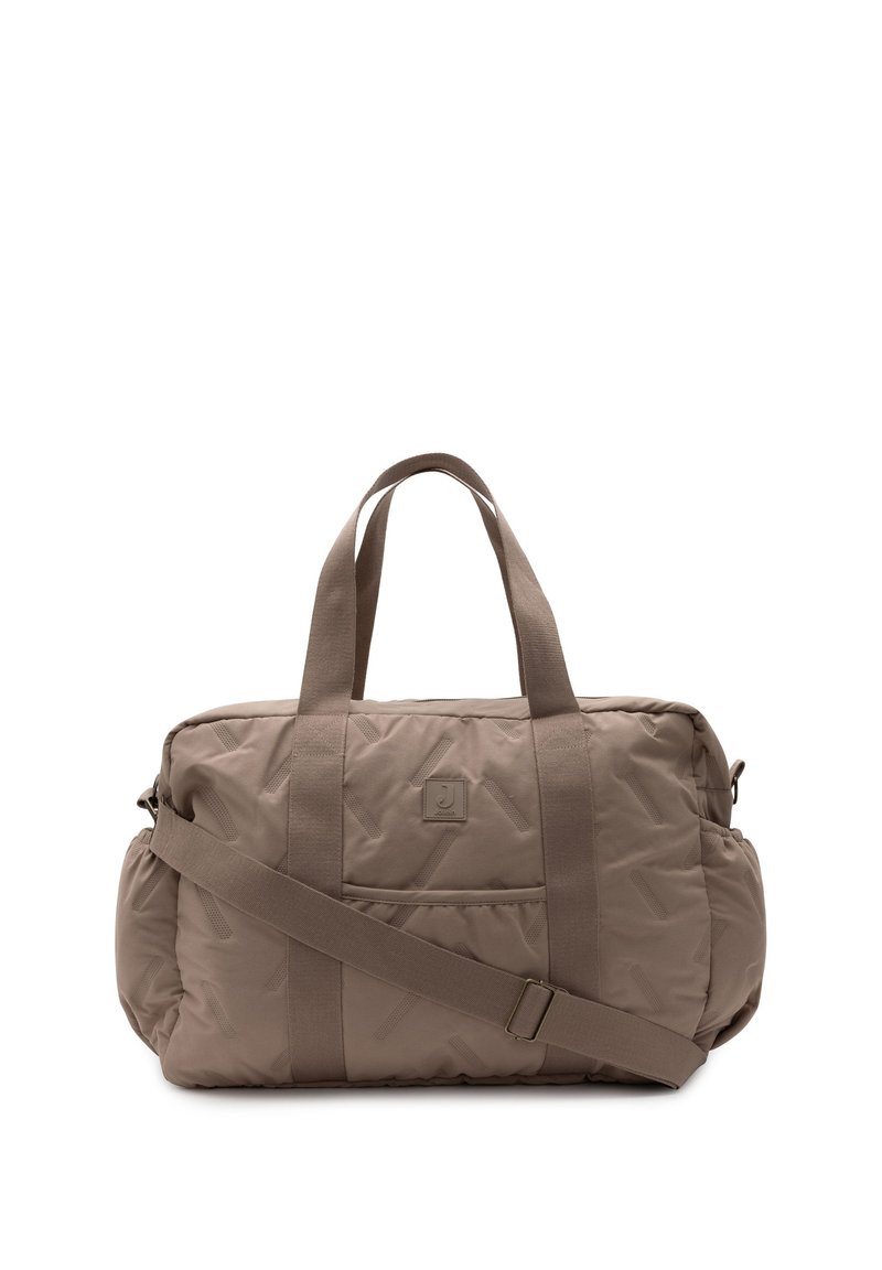 Bruine nylon tas met dubbele handgrepen aan de bovenkant en een verstelbare schouderband; de textuur heeft een geometrisch patroon en een voorkantzak.