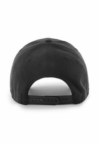 Casquette snapback noire en tissu texturé, avec une sangle courbée et ajustable, et une visière plate. Présente des coutures soignées et une couleur noire unie.