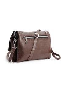 Hnedá kožená crossbody taška s textúrovaným povrchom, obsahujúca dve zipsové vrecká, nastaviteľný popruh a štruktúrovaný dizajn.
