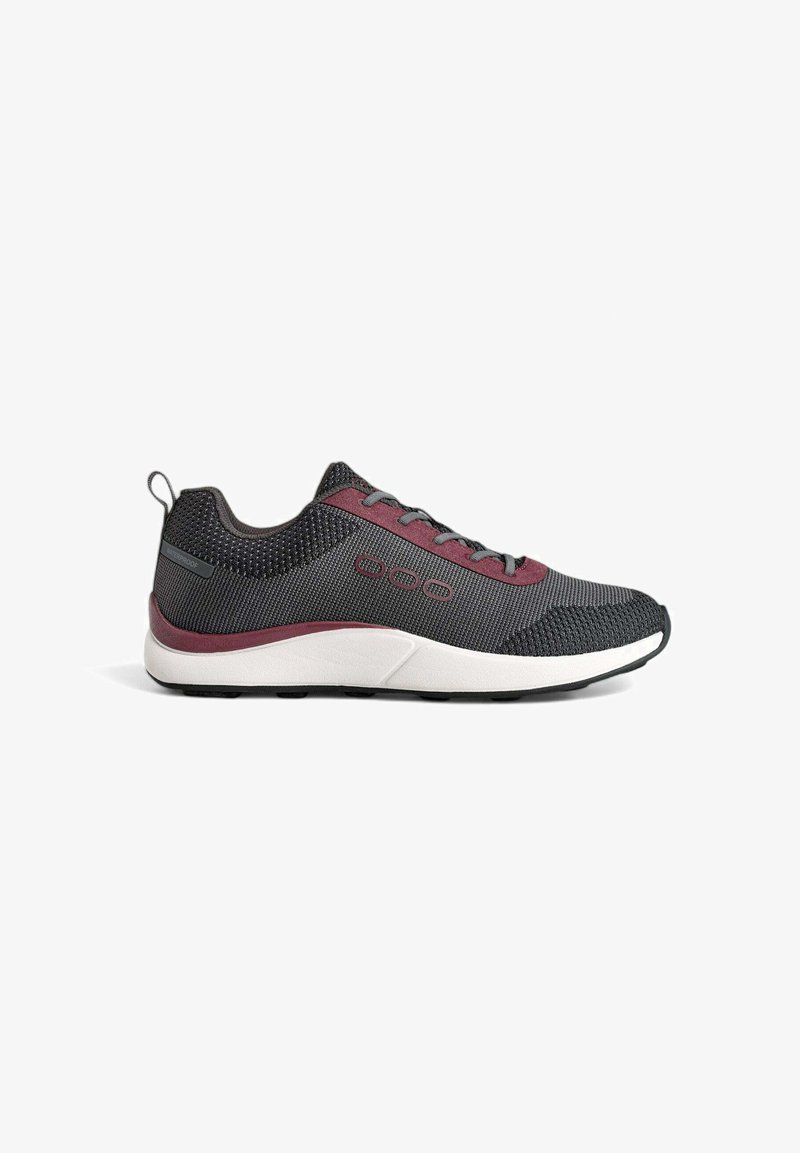 Chaussure de sport avec un dessus en maille noire respirante et des accents bordeaux, une semelle intermédiaire blanche rembourrée et une semelle extérieure en caoutchouc noir texturé.