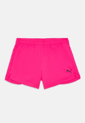 Rozā sporta šorti ar elastīgu jostu, ar maziem sānu griezumiem un melnu Puma logotipu kreisajā apakšējā stūrī.