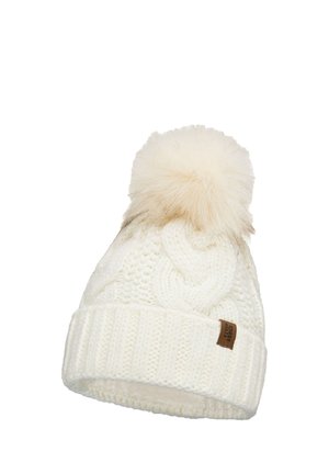 Berretto lavorato a maglia di colore bianco con motivo a treccia e risvolto a costine, dotato di un pompon soffice sulla parte superiore e di un'etichetta in pelle sul lato.