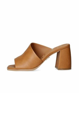 Mule open-toe in pelle marrone con una tomaia ampia e un tacco a blocco spesso. Il design presenta una texture liscia e una silhouette elegante.