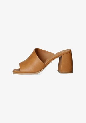 Mule open-toe in pelle marrone con una tomaia ampia e un tacco a blocco spesso. Il design presenta una texture liscia e una silhouette elegante.