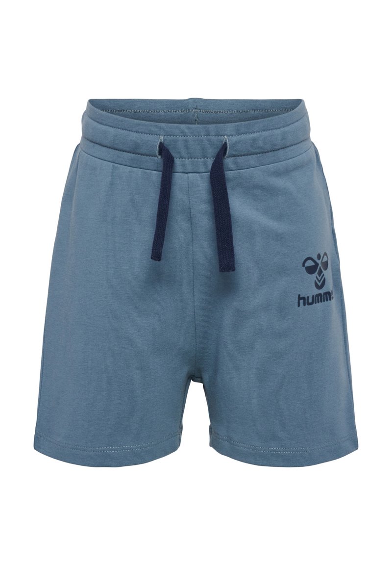 Blå bomullsshorts med elastisk midjeband, marinblå dragsko och en liten tryckt logotyp framtill. Slät textur, avslappnad design.