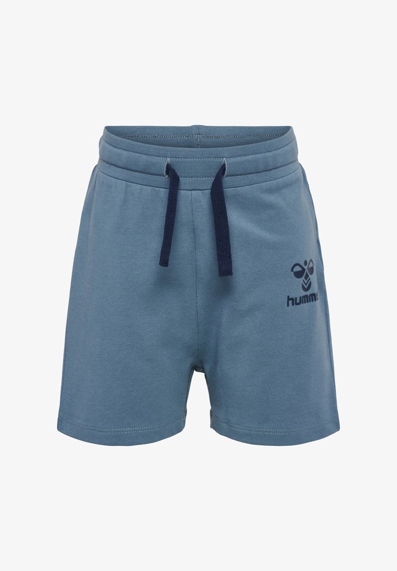 Blå bomullsshorts med elastisk midjeband, marinblå dragsko och en liten tryckt logotyp framtill. Slät textur, avslappnad design.