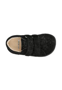 Scarpe nere in velcro con superficie testurizzata e glitterata, punta arrotondata e soletta imbottita, progettate per comfort e facilità d'uso.