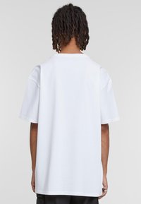 Upscale by Mister Tee YU GHI OH EYES DRAGON HE - T-shirts print - white
