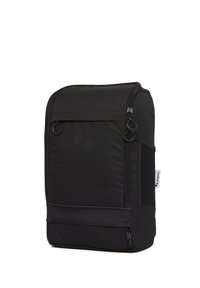 Schwarzer Rucksack aus robustem Stoff, mit einer Reißverschlusstasche vorne, zwei Ringen für Befestigungen und einem Gummilogopunkt.
