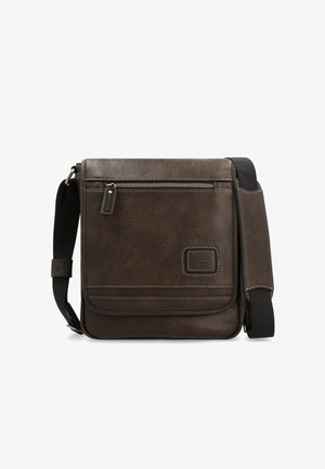Sac bandoulière en cuir marron foncé avec poche avant zippée, fermeture à rabat et bandoulière noire réglable avec partie rembourrée.