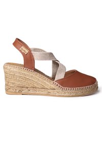 Sandaletta wedge in pelle marrone con suola in giuta intrecciata, dotata di una fascia in tessuto beige a incrocio e dettagli cuciti sulla parte superiore.