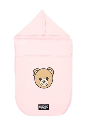 Sacco nanna per bebè rosa chiaro con cappuccio, con faccia di orsacchiotto dei cartoni animati e etichetta "Moschino Baby" in basso.