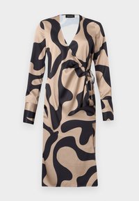 Φόρεμα τύπου wrap από σατέν ύφασμα με αφηρημένο μοτίβο σε μαύρο και μπεζ, με σχήμα V στο ντεκολτέ, μακριά μανίκια και λεπτομέρεια με δεμένη μέση.