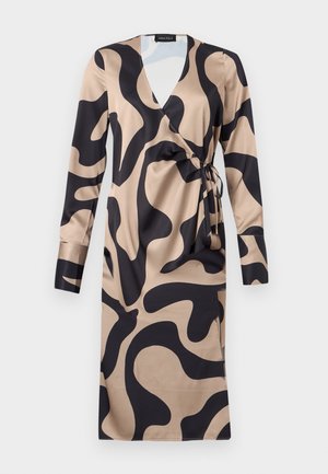Φόρεμα τύπου wrap από σατέν ύφασμα με αφηρημένο μοτίβο σε μαύρο και μπεζ, με σχήμα V στο ντεκολτέ, μακριά μανίκια και λεπτομέρεια με δεμένη μέση.