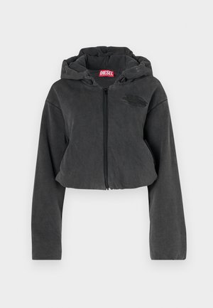 Felpa grigia cropped realizzata in tessuto morbido, con zip frontale, cappuccio e un logo nero sul petto. Presenta maniche lunghe.