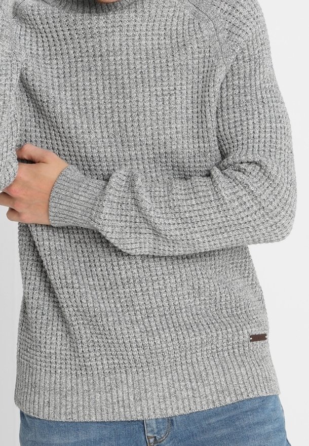 Gray textured sweater with a ribbed pattern, round neckline, and a small brown label on the lower side. Casual fit with long sleeves.