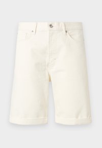 Τζιν σορτς μήκους μέχρι το γόνατο σε κρεμ χρώμα με εμπρόσθιες τσέπες, θηλιές για ζώνη, κλείσιμο με κουμπί και διπλωμένες άκρες.