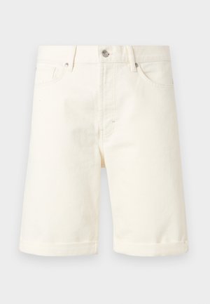 Short en denim couleur crème jusqu'aux genoux avec poches avant, passants de ceinture, fermeture par bouton et ourlets retournés.
