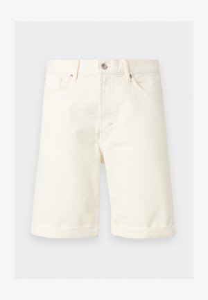 Short en denim couleur crème jusqu'aux genoux avec poches avant, passants de ceinture, fermeture par bouton et ourlets retournés.