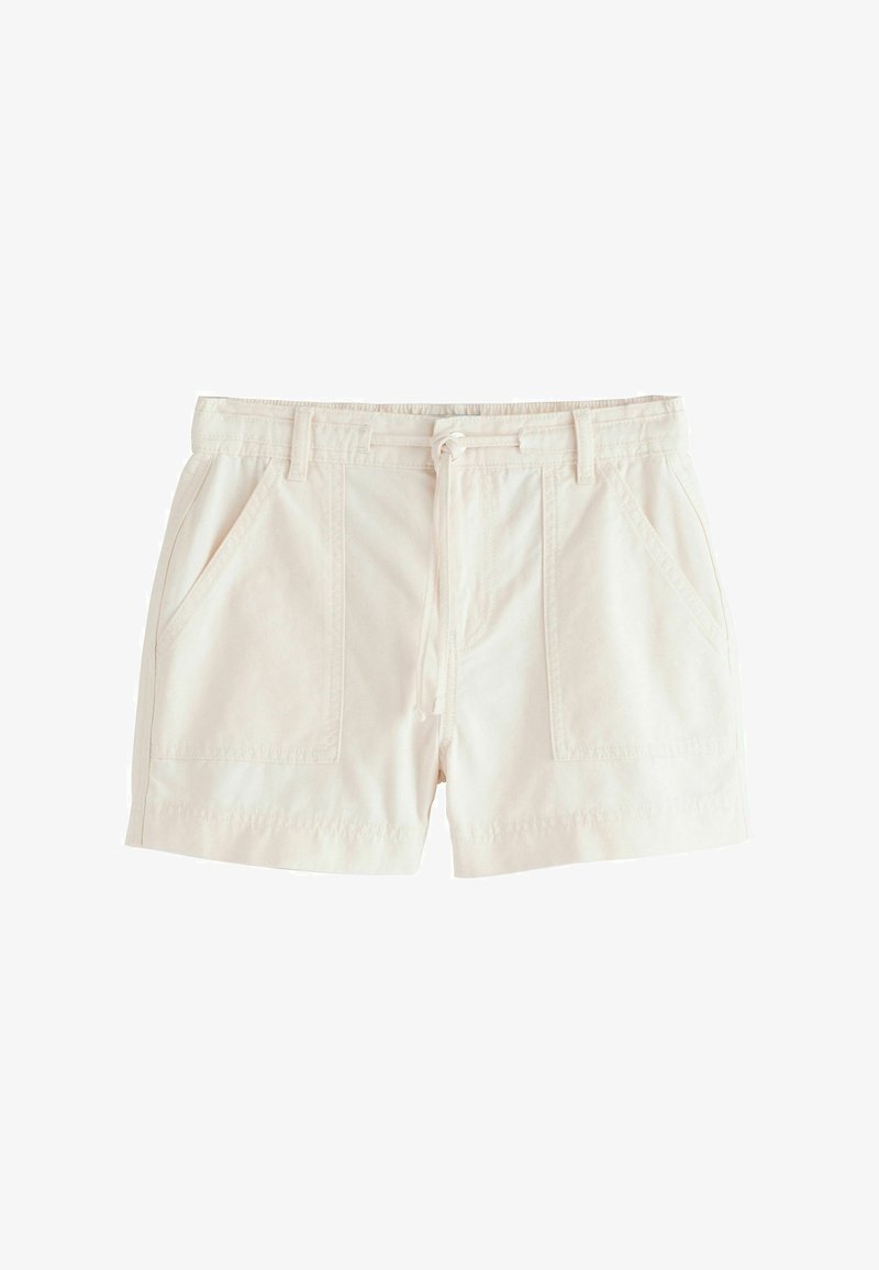 Beige afslappede shorts med forlommer, bæltestropper og bindelukning foran på en ensfarvet hvid baggrund.