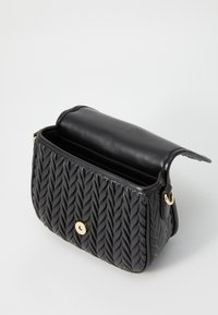 Borsa a tracolla in pelle nera con design intrecciato, hardware dorato e chiusura a pattina. L'interno è aperto e spazioso, mettendo in mostra la struttura della borsa.