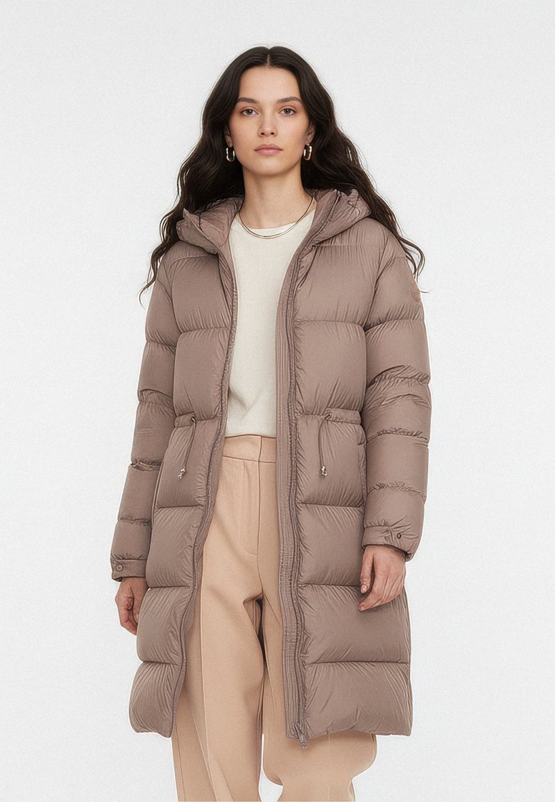 Kurtka puchowa w stonowanym beżowym kolorze, wyposażona w kaptur, zamek z przodu oraz boczne kieszenie z elastycznymi mankietami. Teksturowane body z przeszywanymi sekcjami.