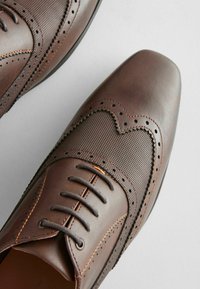 Next EMBOSSED OXFORD WINGCAP BROGUE - REGULAR FIT - Eleganta snörskor - brown