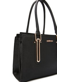Bolso de mano negro con material sintético texturizado, doble asa, detalles en hardware dorado y logo en un lado. Forma rectangular.