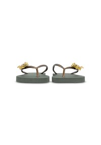 Bruine flip-flops met een gestructureerde band en een groene buitenzool. Opvallend geel decoratief accent op de banden voegt detail toe.