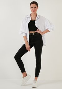 LELA LOOSE FIT - Nööpidega pluus - white
