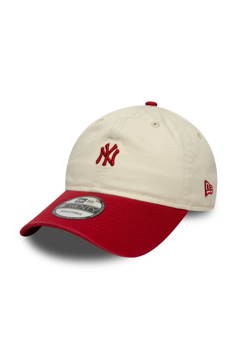 Εκρού βαμβακερό καπέλο με κόκκινη γείσο, διακοσμημένο με κεντημένο λογότυπο NY σε κόκκινο χρώμα. Διαθέτει ρυθμιζόμενο λουράκι και στρογγυλή ετικέτα φίρμας στη γείσο.