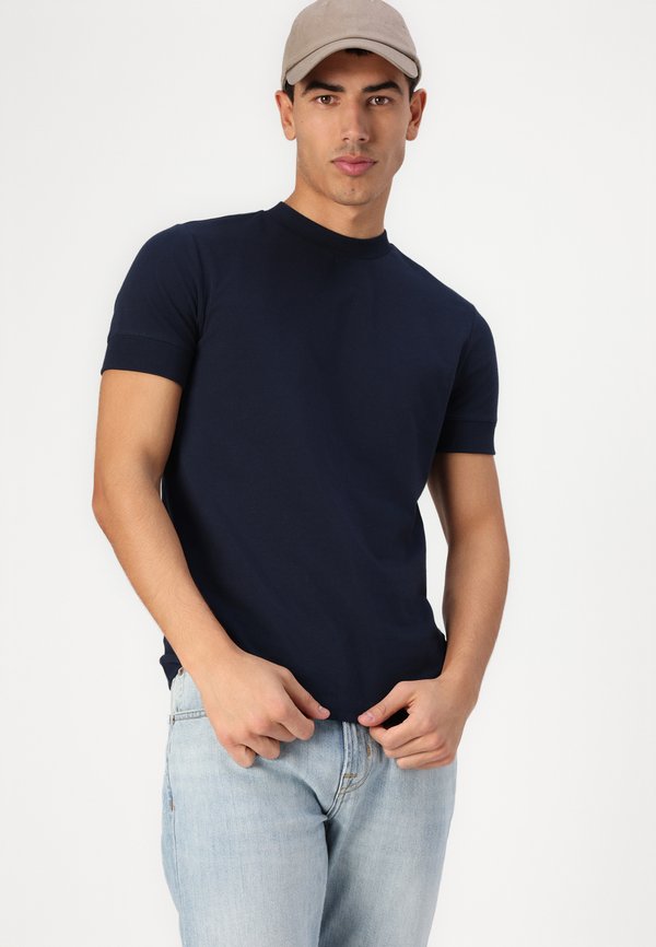 THE STRAIGHT OUTLINE - Straight leg jeans4