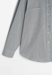 Szara koszula z długim rękawem, zapinana na guziki, z kieszenią na piersi i drobnymi pionowymi paskami, przedstawiona od połowy rękawa do dolnego wykończenia na białym tle.