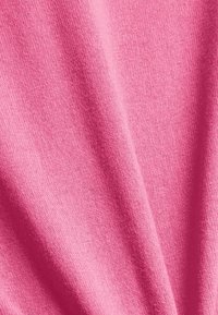 Miękki różowy materiał o gładkiej fakturze, z delikatnym wzorem dzianiny i subtelnym połyskiem, miękko układający się na powierzchni.