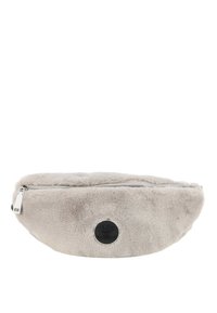 Sivi umetni krzneni fanny pack z zaobljeno obliko, srebrno zadrgo in dvignjenim črnim logotipom na sprednji strani. Mehka tekstura, kompakten dizajn.