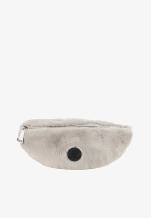 Grijze faux fur heupriem met een ronde vorm, zilveren rits en een verhoogd zwart logo-embleem op de voorkant. Zachte textuur, compact ontwerp.