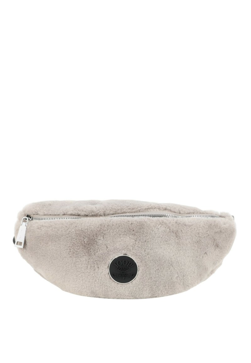 Sivi umetni krzneni fanny pack z zaobljeno obliko, srebrno zadrgo in dvignjenim črnim logotipom na sprednji strani. Mehka tekstura, kompakten dizajn.
