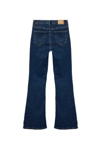 Jeans de denim azul oscuro acampanados con cinco bolsillos, una etiqueta de cuero en la cintura y una textura suave. Los bordes están ligeramente deshilachados.