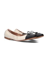 Ballet flats in roomkleur en zwart leer, met een ronde neus, strikdetail en een platte zool, voorzien van een gestructureerde bovenkant en een gladde afwerking.