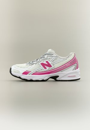 Scarpa da corsa New Balance bianca e rosa con lacci grigi, tomaia in mesh e suola ammortizzata con tecnologia ABZORB.